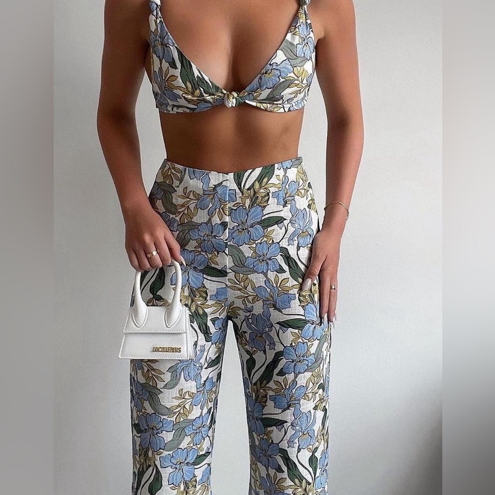 Amalie the label by Showpo Wide Leg  Bell bottom Pants Floral US Size 6 Blue